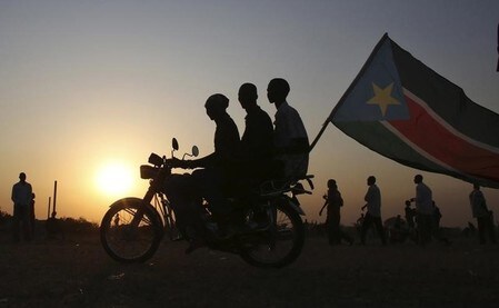 　１１月１５日、日本政府は、南スーダンで国連平和維持活動（ＰＫＯ）に当たる陸上自衛隊の部隊に、「駆け付け警護」などの新任務を付与することを閣議決定した。南スーダン・アビエイで２０１３年撮影（２０１６年　ロイター／Goran Tomasevic）