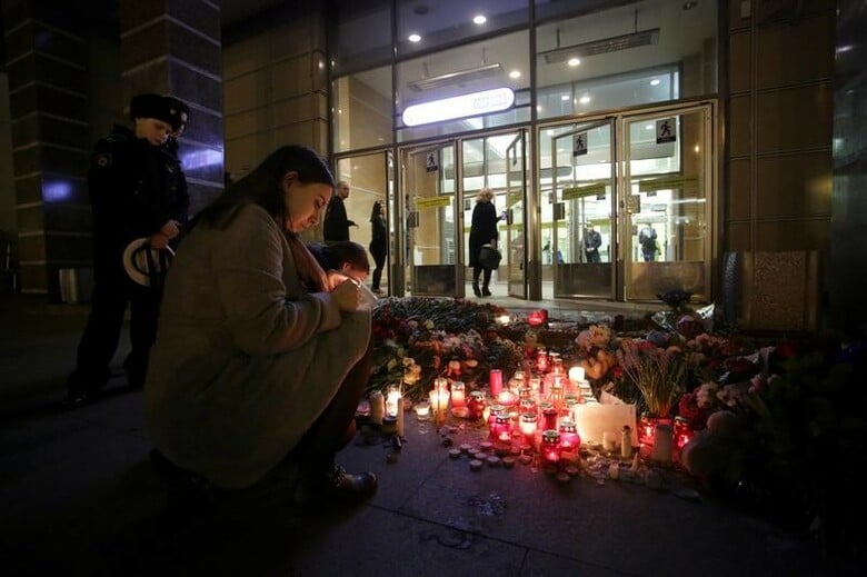 ４月５日、ロシア第２の都市であるサンクトペテルブルクの地下鉄で起きた爆破事件で、自爆したとみられる容疑者の素人っぽい犯行は半ば失敗し、外部からなんらかの指示はあったものの直接的な支援はなかったとみられる。写真は現場となった地下鉄駅でキャンドルを灯し慰霊する人々。４日撮影（２０１７年　ロイター／Anton Vaganov）