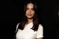 大事な部分を解放...エミリー・ラタコウスキーのシースルードレスが物議...髪型もチェンジ