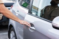 「私ならその車を売る」「燃やすなら今」修理から戻ってきた車の中に「複数の白い塊」...悪夢の光景にネット戦慄