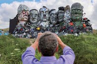 話題のG7首脳ごみアート「リサイクルモア山」