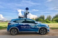 撮影車のルートを先読みした男性、満を持してグーグルストリートビューに写り込む