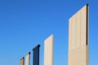 米＝メキシコ間の「国境の壁」試作品お目見え、トランプ公約実現に一歩
