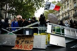 仏政府、高校生デモ警備で「閃光手りゅう弾」使用一時停止　過剰対応と非難高まる