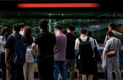 中国の若年失業率、9月は18％に改善