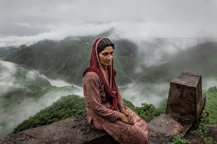 チェナブ橋付近で暮らす女性。近隣に鉄道駅を建設するという当局の約束は守られなかった