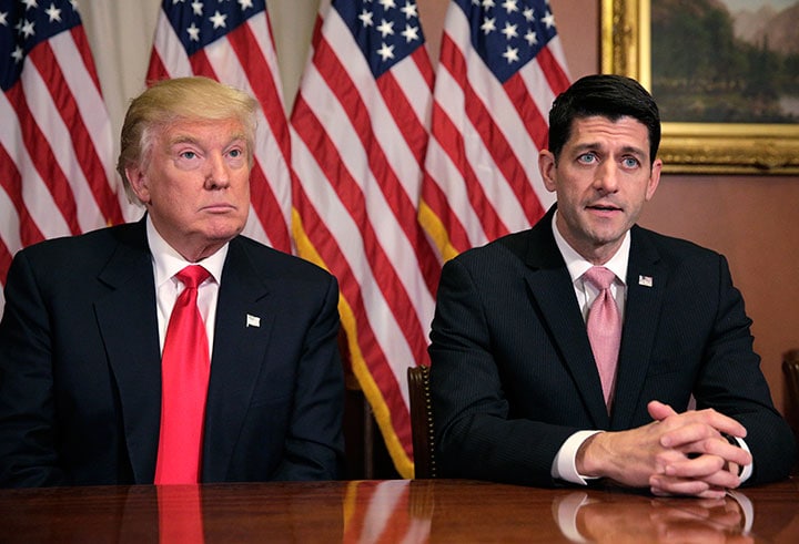 次期大統領に選ばれたトランプ（左）との協調姿勢を見せた共和党ポール・ライアン下院議長　Joshua Roberts-REUTERS