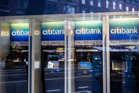 　米金融大手４行は１３日、２０２２年１０─１２月期決算を発表した。米経済の景気後退（リセッション）入りに備えて各行とも貸倒引当金を積み増した。ニューヨークで２０２０年３月撮影（２０２３年　ロイター／Jeenah Moon）