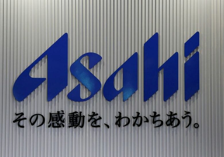 アサヒビールのロゴ。2016年4月7日撮影。REUTERS/Yuya Shino