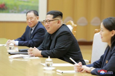 　３月１３日、南北会談と米朝会談が開かれる見通しになったことを受け、日本政府も北朝鮮との間で首脳会談を模索する考えであることがわかった。写真は韓国政府代表団と会談した際の北朝鮮の金正恩・朝鮮労働党委員長（中央）。３月６日に朝鮮中央通信が配信（２０１８年　ロイター/ＫＣＮＡ）