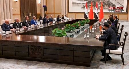 中国の習近平国家主席は２２日、同国を訪問中のシリアのアサド大統領と会談し、両国関係を戦略的パートナーシップに格上げする方針を示した。首脳会談で、提供写真。（2023年　ロイター/SANA）