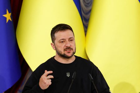ウクライナのゼレンスキー大統領は２４日、ロシアとの戦争が激化し終わりが見えない中、ウクライナは軍隊動員プログラムの改革を策定していると述べた。写真は１１月２１日、首都キーウで記者会見するウクライナのゼレンスキー大統領（２０２３年　ロイター／Valentyn Ogirenko）