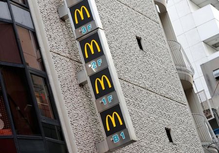 　６月５日、日本マクドナルドホールディングスは、５月の既存店売上高が前年比１４．７％増加、全店売上高が同１６．５％増加したと発表した。写真は、マクドナルドの看板。２０１７年９月、東京で撮影（２０２５年　ロイター/Kim Kyung-Hoon）