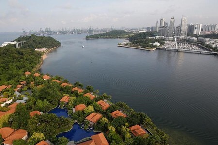 　６月６日、歴史的な米朝首脳会談が開催される会場は、第２次世界大戦中に日本軍の捕虜収容所があり、「背後から忍び寄る死の島」と呼ばれたシンガポールのリゾート地である。写真はセントーサ島（左）のケーブルカーから撮影した風景。昨年７月撮影（２０１８年　ロイター/Darren Whiteside）