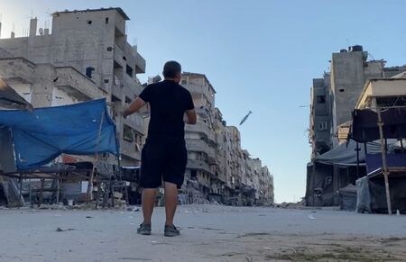 国連パレスチナ難民救済事業機関（ＵＮＲＷＡ）によると、１１日にパレスチナ自治区ガザ中心部の学校に空爆が２回あり、同機関の職員６人が死亡した。写真はガザで１１日の爆撃を受けた建物（２０２４年　ロイター）