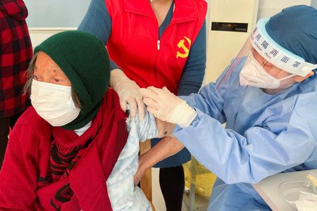 中国疾病予防コントロールセンター（ＣＤＣ）は、国内の重症の新型コロナウイルス感染患者数が今月初めに付けたピークから７２％減少したと発表した。昨年１２月、上海で撮影（２０２３年　ロイター/Brenda Goh/File Photo）