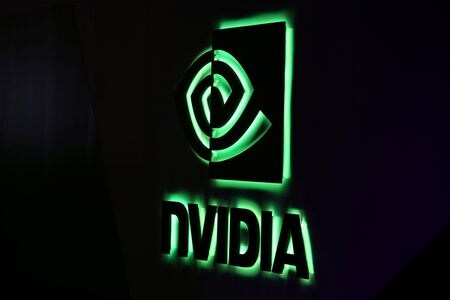 インドネシアのブディ通信・情報相は、米半導体大手エヌビディアとインドネシアの通信大手インドサット・オレドー・ハチソンが年内にインドネシア中部ジャワ州に２億ドル相当の人工知能（ＡＩ）センターを設立する計画だと明らかにした。資料写真、２０１７年7月（２０２４年　ロイター／Mike Blake）