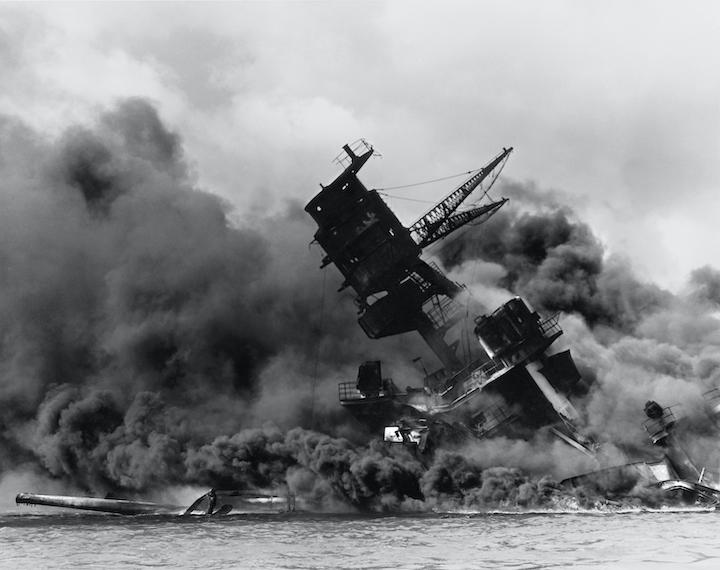1941年12月7日の真珠湾攻撃で沈む戦艦アリゾナ。これと9.11とは別物なのか　Navy/U.S. Naval History and Heritage Command/Reuters