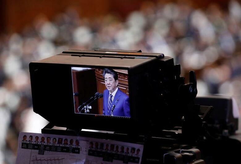 日本政府は10日に新型コロナウイルス対策第2弾を発表する。写真は安倍晋三首相。1月20日、国会で撮影（2020年　ロイター/Kim Kyung-Hoon）