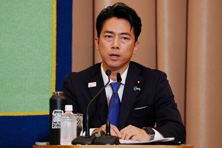 　農林水産省がブドウの高級品種「シャインマスカット」の栽培権（ライセンス）をニュージーランドに供与する方向で調整していることについて、小泉進次郎農相（写真）は２６日の閣議後会見で「産地の理解がないままに進めることはない」と述べた。都内で２４日代表撮影（２０２５年　ロイター）