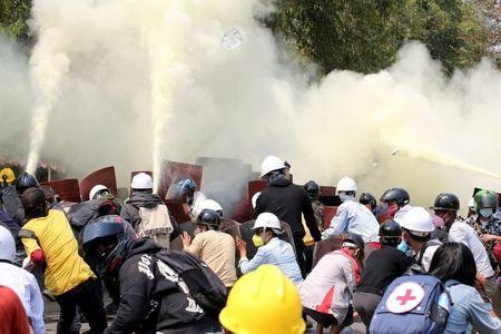 ミャンマーで、国軍への抗議デモに参加していた３人が死亡した。写真はネピドーで行われたデモで撮影（２０２１年　ロイター）