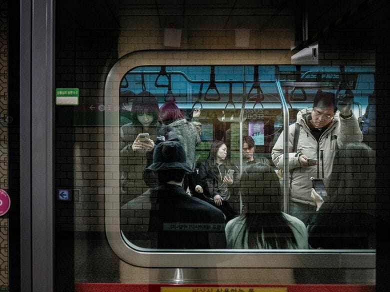 3月10日、ソウルの地下鉄で撮影。REUTERS/Jeenah Moon