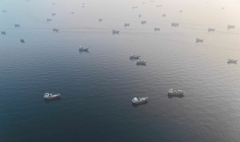 2026年6月15日、オマーンのムサンダムで、ホルムズ海峡を航行する船舶。REUTERS/Stringer