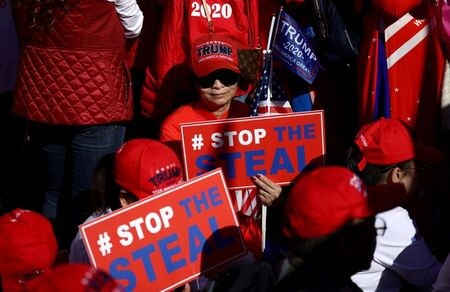 ロイター／イプソスの世論調査によると、米大統領選で共和党支持者の半数が、民主党のバイデン候補は不正選挙で「勝利を盗んだ」と認識しており、現職のトランプ大統領が正当な勝利者と考えていることが分かった。ワシントンで１４日撮影（２０２０年　ロイター/HANNAH MCKAY）