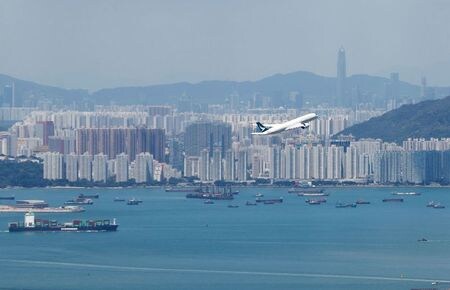 　３月９日、香港のキャセイ・パシフィック航空は、貨物のみ積載し乗客なしで日本便を運航することを検討している。写真は香港で昨年９月撮影（２０２０年　ロイター／AMR ABDALLAH DALSH）　