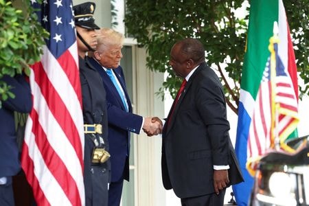 ５月２１日、トランプ米大統領はホワイトハウスで南アフリカのラマポーザ大統領と会談した。写真はホワイトハウスで握手する両大統領（２０２５年　ロイター/Kevin Lamarque）
