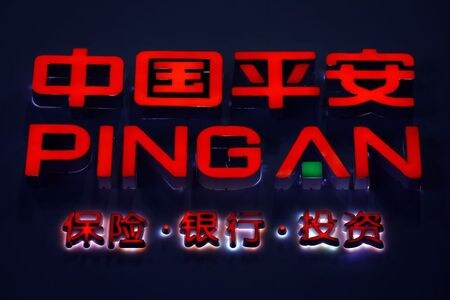 　中国の平安保険が４月２３日に発表した第１・四半期決算は４２．７％の減益となった。四半期ベースで約８年ぶりの大幅な減益。新型コロナウイルスの感染拡大で事業が混乱した。写真は同社のロゴマーク。２０１８年４月撮影（２０２０年　ロイター/Damir Sagolj）