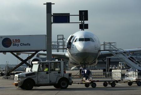 欧州の航空機大手エアバスが発表した２０２０年通期決算は、新型コロナウイルスの流行が響き、赤字となった。写真はルフトハンザ航空のエアバスA 340-300型機。フランクフルト空港で2020年11月撮影。（2021年 ロイター/Ralph Orlowski ）