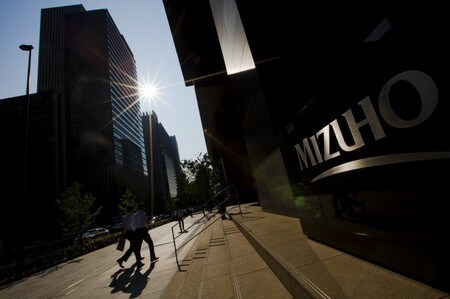 １月１５日、みずほフィナンシャルグループが、トップ交代に踏み切った。写真は２０１５年７月、都内で撮影（２０１８年　ロイター／Thomas Peter）