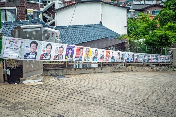 選挙公報の横断幕。候補者には番号が割り当てられる（撮影＝筆者）