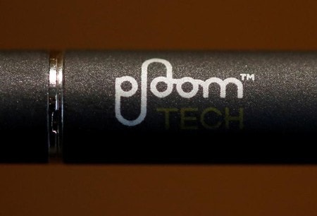 　８月１４日、ＪＴは、加熱式たばこ「プルーム・テック」の専用たばこ全銘柄の１箱３０円の値上げを財務省に申請したと発表した。写真はプルーム・テックのロゴ。都内で昨年５月撮影（２０１８年　ロイター／Issei Kato）