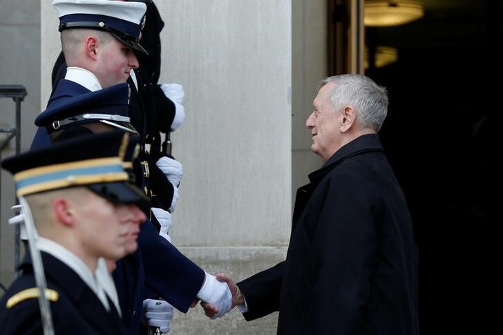 １月３１日、マティス米国防長官（写真右）は今週の日韓訪問で、北朝鮮のミサイル開発や中国との関係を巡り懸念が高まる中、地域の安全保障に対する米国の責務を強調する見通しだ。就任後初の訪問で、トランプ政権の閣僚として初の外遊。３０日、ヨルダン国王を歓迎するにあたり、国防総省の儀仗兵に挨拶する同長官（２０１７年　ロイター／Yuri Gripas）