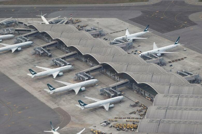 アジア最大の航空会社の1つである香港のキャセイパシフィック航空が、身内からの抵抗にあっている。パイロットらが、「ゼロ・コロナ」を掲げる香港の厳しい検疫方針によりメンタルヘルスが脅かされ、ストレス増大と退職につながっていると声を挙げているのだ。写真はキャセイの航空機。2020年10月、香港国際空港で撮影（2021年　ロイター/Tyrone Siu）