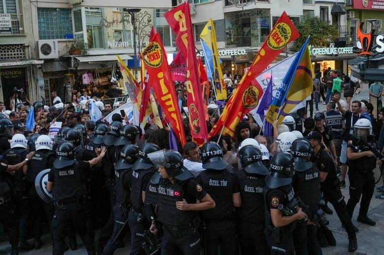 写真は、政府のＬＧＢＴＱ＋団体一斉捜索を受け、裁判を待つ１６人が拘束されたことに対する抗議デモの様子。トルコのイズミル県で１４日撮影。REUTERS/Ali Dinc