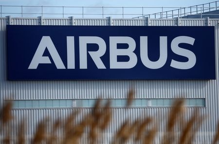 欧州航空機大手エアバスのギヨム・フォーリ最高経営責任者（ＣＥＯ）は１２日の株主総会で、航空機やジェットエンジンの素材であるチタンについて、ロシアからの輸入を禁止しないよう欧州連合（ＥＵ）に訴えた。写真は３月４日、サン＝ナゼールで撮影（２０２２年　ロイター/Stephane Mahe）