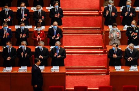 中国国家統計局は、昨年実施した１０年に一度の国勢調査の結果を１１日に公表し、記者会見を開く。写真は、全人代の会議場に入ってきた習近平主席。２０２１年３月５日に北京で撮影。（２０２１年　ロイター／Stringer）