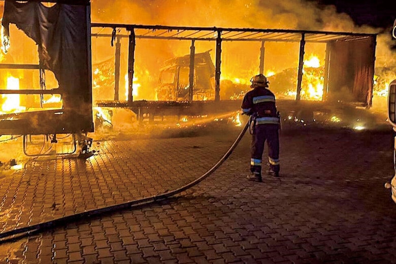 ロシアに攻撃されたオデーサ州での消火活動　ATIN AMERICA NEWS AGENCYｰHANDOUTｰREUTERS