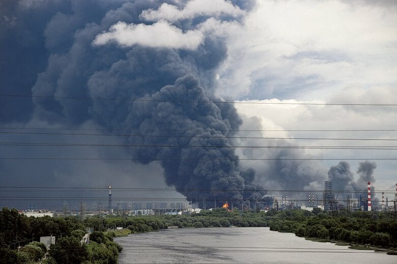 ドローン攻撃を受けたとされるモスクワの製油所（6月18日）。ロシアでは燃料不足が深刻化している　SOCIAL MEDIA-REUTERS