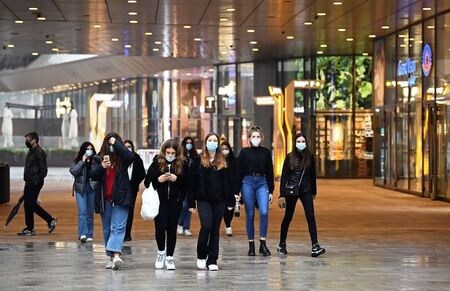 イタリア国家統計局（ＩＳＴＡＴ）が発表した第３・四半期の国内総生産（ＧＤＰ）改定値は、前期比１５．９％増だった。ミラノで１０月撮影。（２０２０年　ロイター/Flavio Lo Scalzo）