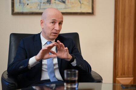 インタビューに応じるコッハー・オーストリア中銀総裁、2月6日撮影　REUTERS/Elisabeth Mandl