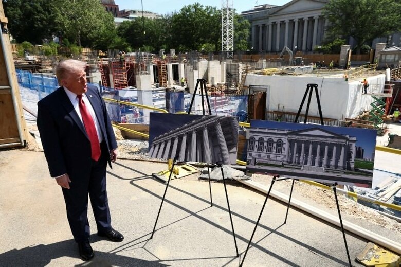 5月19日、ワシントンD.C.で建設中のホワイトハウスの宴会場の建設現場で完成図を示すトランプ大統領。 REUTERS/Kevin Lamarque