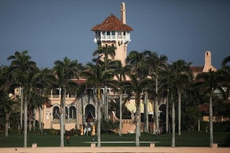 　トランプ前大統領のフロリダ州の邸宅兼高級リゾート「マールアラーゴ」（写真）をＦＢＩが家宅捜査し、政府の機密文書が押収されたことについて、専門家からは、トランプ氏とマールアラーゴにまつわる安全保障上のリスクが改めて鮮明になったとの声が出ている。写真は２０２１年２月撮影（２０２２年　ロイター／Marco Bello）