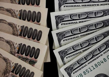 　財務省の三村淳国際局長は１８日の衆院財務金融委員会で、「引き続き為替市場の動向を高い緊張感をも持って注視するとともに、必要な場合には適切な対応を取る」という考え方で臨んでいくと述べた。写真は円・ドル紙幣。２０１１年８月、都内で撮影（２０２２年　ロイター／Yuriko Nakao）