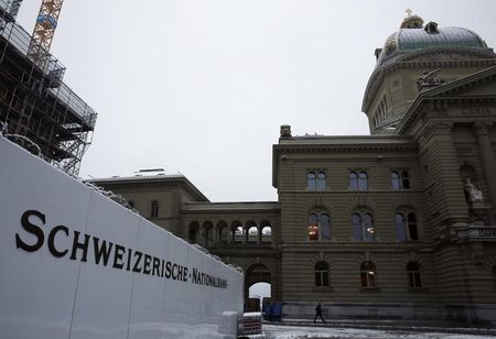 　３月１７日、スイス国立銀行（中央銀行）は主要政策金利を据え置いた。スイスフランは「大幅に過大評価されている」として、必要に応じて為替市場に介入する姿勢をあらためて示した。写真はベルンのスイス国立銀行。２０１５年１１月撮影（２０１６年　ロイター/Ruben Sprich）