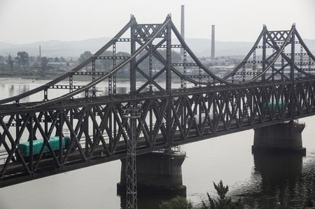 　７月１３日、中国税関当局が発表したデータによると、１─６月の中国の北朝鮮からの輸入は１３．２％減の８億８０００万ドルだった。写真は中朝「友好の橋」、昨年９月撮影（２０１７年　ロイター/Thomas Peter）