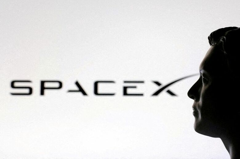 写真はスペースＸのロゴと、イーロン・マスク氏のイメージ。2025年1月撮影。REUTERS/Dado Ruvic